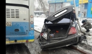 В Алматы автомобиль врезался в столб и столкнулся с автобусом