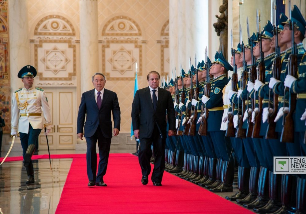 Нурсултан Назарбаев и Наваз Шариф во время встречи в Акорде. Фото Турар Казангапов ©