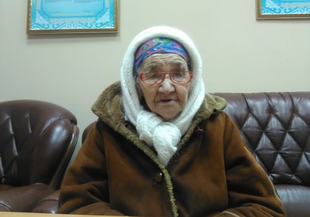 Ажибек аже просит суды и полицию вернуть ей старый дом. © rikatv.kz/evrika