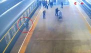 В Китае прохожие спасли девочку, упавшую между поездом и платформой