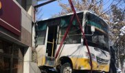 В Шымкенте пассажирский автобус въехал в здание