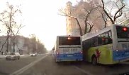 "Байгующие" автобусы попали на видео в Алматы