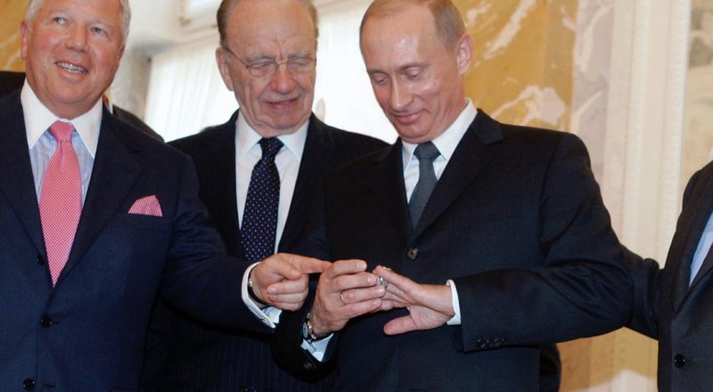 Владимир Путин (второй справа) и Роберт Крафт (крайний слева) во время встречи в Константиновском дворце в Стрельне, 25 июня 2005 года. Фото: Дмитрий Азаров / Коммерсантъ