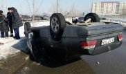 ДТП по проспекту Рыскулова в Алматы: Mercedes врезался в малолитражку и перевернулся