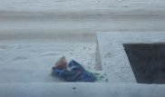 Жителя Астаны оштрафовали за выбрасывание мусора с балкона