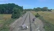 Мотоциклист чудом спасся из-под колес скоростного поезда в Австралии