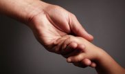 "Присмотрите за ней месяц, потом заберу": Пенсионеры обнаружили у дверей годовалую девочку