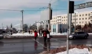 Наезд автомобиля на девушку попал на видео в Таразе