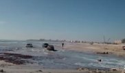 Три внедорожника катались в Каспийском море: водителям грозят штрафы