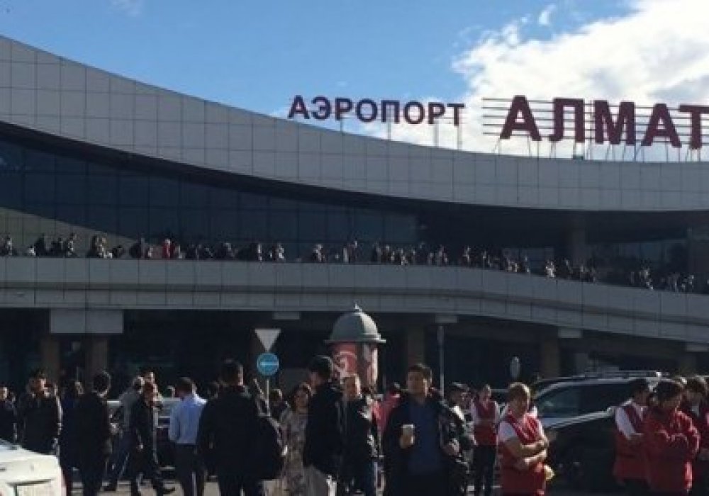 Эвакуация в аэропорту Алматы. 3 октября 2016 года ©Tengrinews