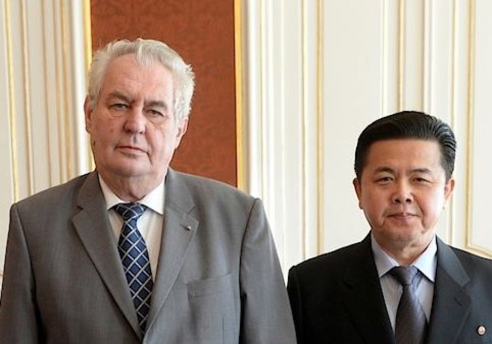 Президент Чехии Милош Земан и Ким Пхен Иль. Фото с сайта novinky.cz