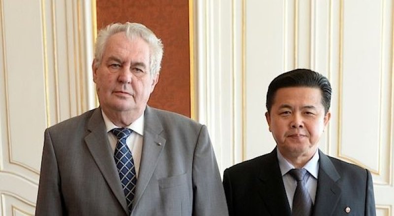 Президент Чехии Милош Земан и Ким Пхен Иль. Фото с сайта novinky.cz