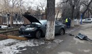 Lexus снес светофор в Алматы