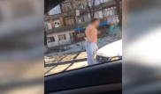 В Алматы голый по пояс мужчина бегал по проезжей части с ножом, царапая автомобили