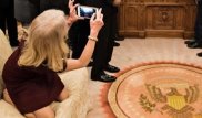 Советница Трампа объяснила свою "развязную" позу в Овальном кабинете