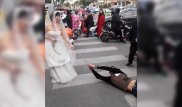 Разгневанная невеста протащила своего жениха по улице на цепях