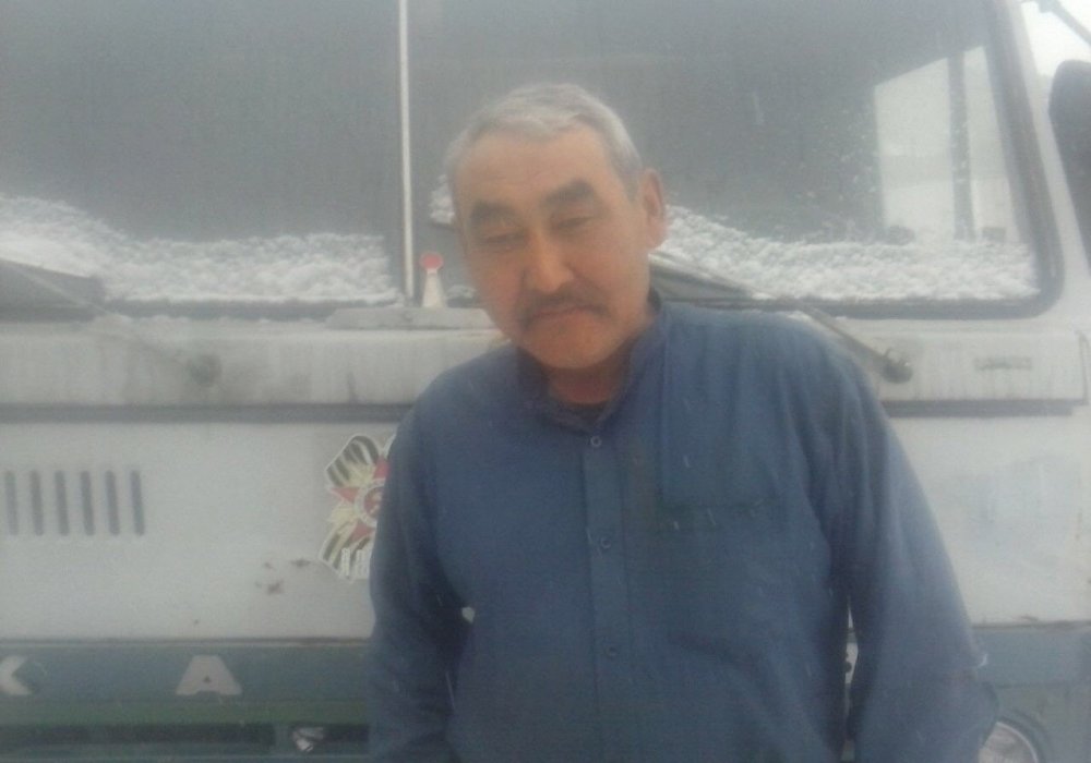 52-летний водитель Нурлыбек Шаймарданов, узнав о пожаре, сразу же поспешил на помощь.