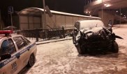 Внедорожник на полном ходу врезался в подземный переход в Алматы