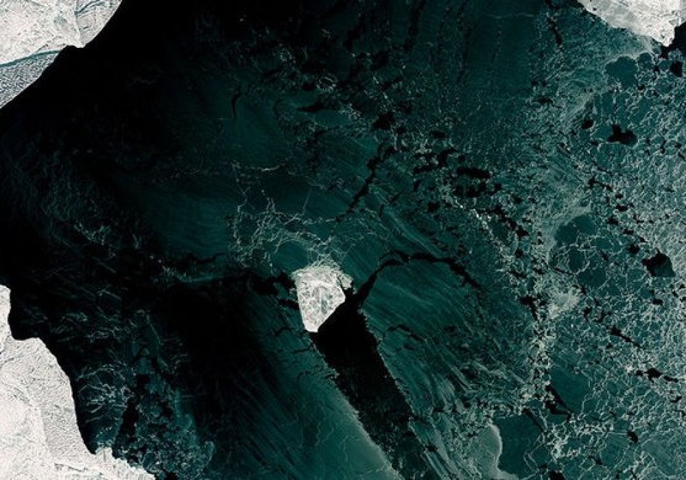 Спутник заснял необычную льдину в Каспийском море