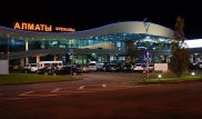 В аэропорту Алматы подрались водитель такси и частный извозчик