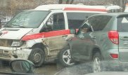 Кроссовер столкнулся с каретой скорой помощи в Алматы
