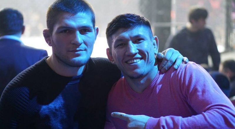 Хабиб Нурмагомедов (слева) и казахстанский боец Куат Хамитов. © Instagram