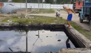 Мужчина нырнул в бассейн с мазутом и сильно пожалел об этом