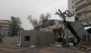В Алматы в районе Арбата рухнула экранная конструкция