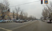 Полицейский проехал на красный свет в Алматы. Видео нарушения ПДД