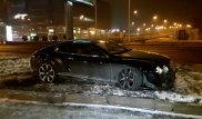 Водитель Bentley влетел в столб в Алматы