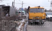 Ящики с пивом рассыпались на дороге в Алматы
