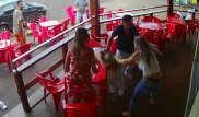 Разъяренная женщина разгромила бар, застукав мужа с любовницей