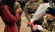 Рядовой сделал предложение девушке во время принятия присяги в Алматы