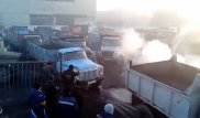 Видео с "толкучкой" грузовиков в очереди в ЮКО появилось в Сети