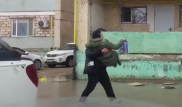 Жители Актау носят друг друга на руках из-за проливных дождей