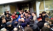 Навального едва не разорвали перед телекамерами