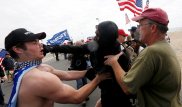 Видео драки сторонников и противников Трампа появилось в Сети