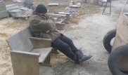 Уснувшего на рабочем месте жестко разыграли коллеги