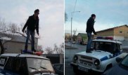 В Сети появились фото павлодарца, сделавшего селфи на крыше полицейского авто
