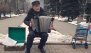 Алматинский дедушка сыграл на баяне саундтрек из "Игры престолов"