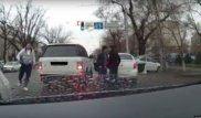Полиция расследует стычку людей из Range Rover и водителя Ladа в Алматы