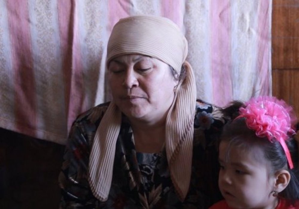 Жена погибшего кочегара Фатима Бухарбаева и ее дочка. Фото Tengrinews.kz 