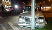 Водитель Mercedes влетел в столб после ДТП в Алматы