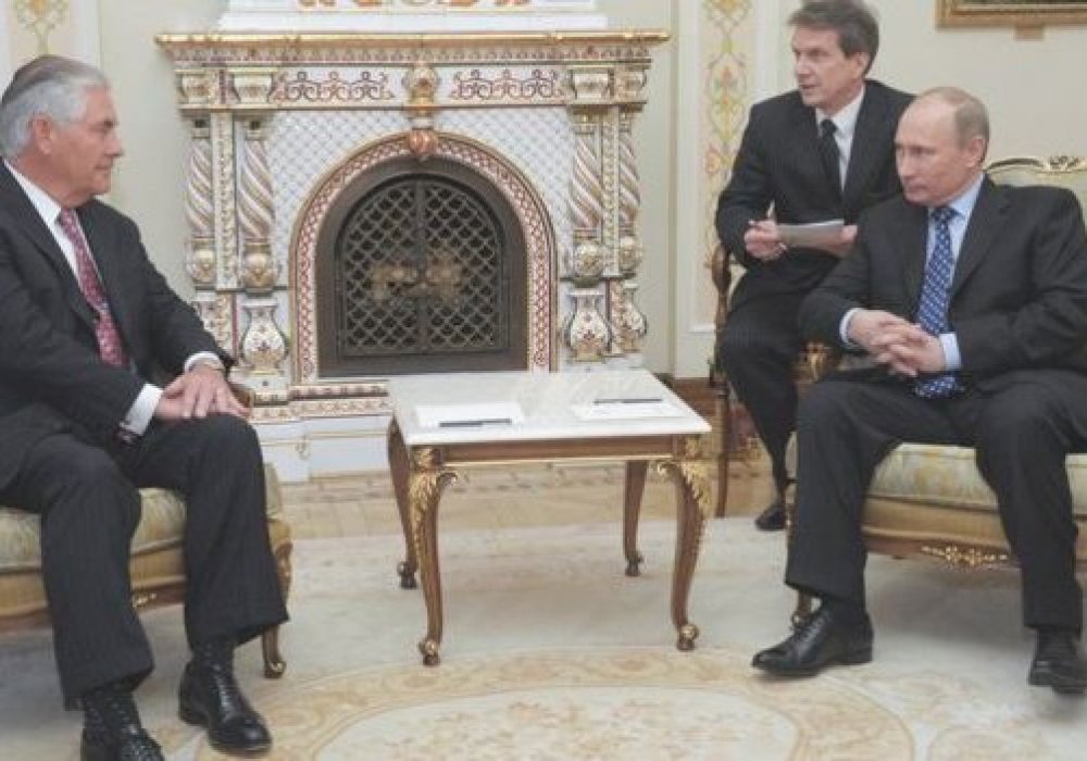 Владимир Путин и Рекс Тиллерсон в 2012 году. © Reuters