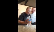 Жена показала мужу фокус, который до слез рассмешил соцсети