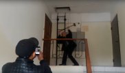 Выбивший кувалдой дверь квартиры судисполнитель из Астаны исключен из палаты