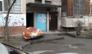 Массивная спутниковая тарелка приземлилась в одном из алматинских дворов