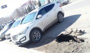 Асфальт провалился под автомобилем в Костанае