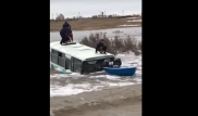 Появилось видео спасения детей из тонущего автобуса в Акмолинской области