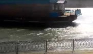 Плавучее кафе на Иртыше врезалось в набережную в Усть-Каменогорске